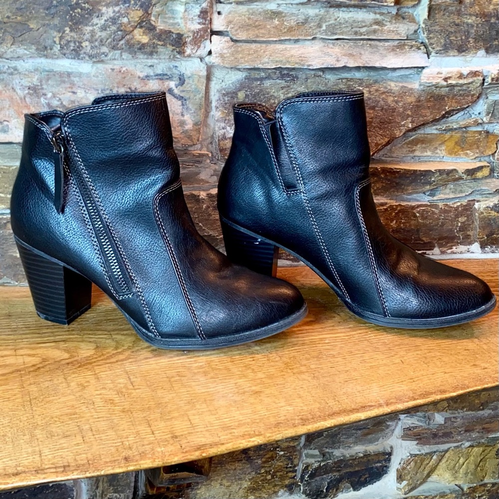 Brand (I ❤️ Comfort) heeled bootie. Size 8
